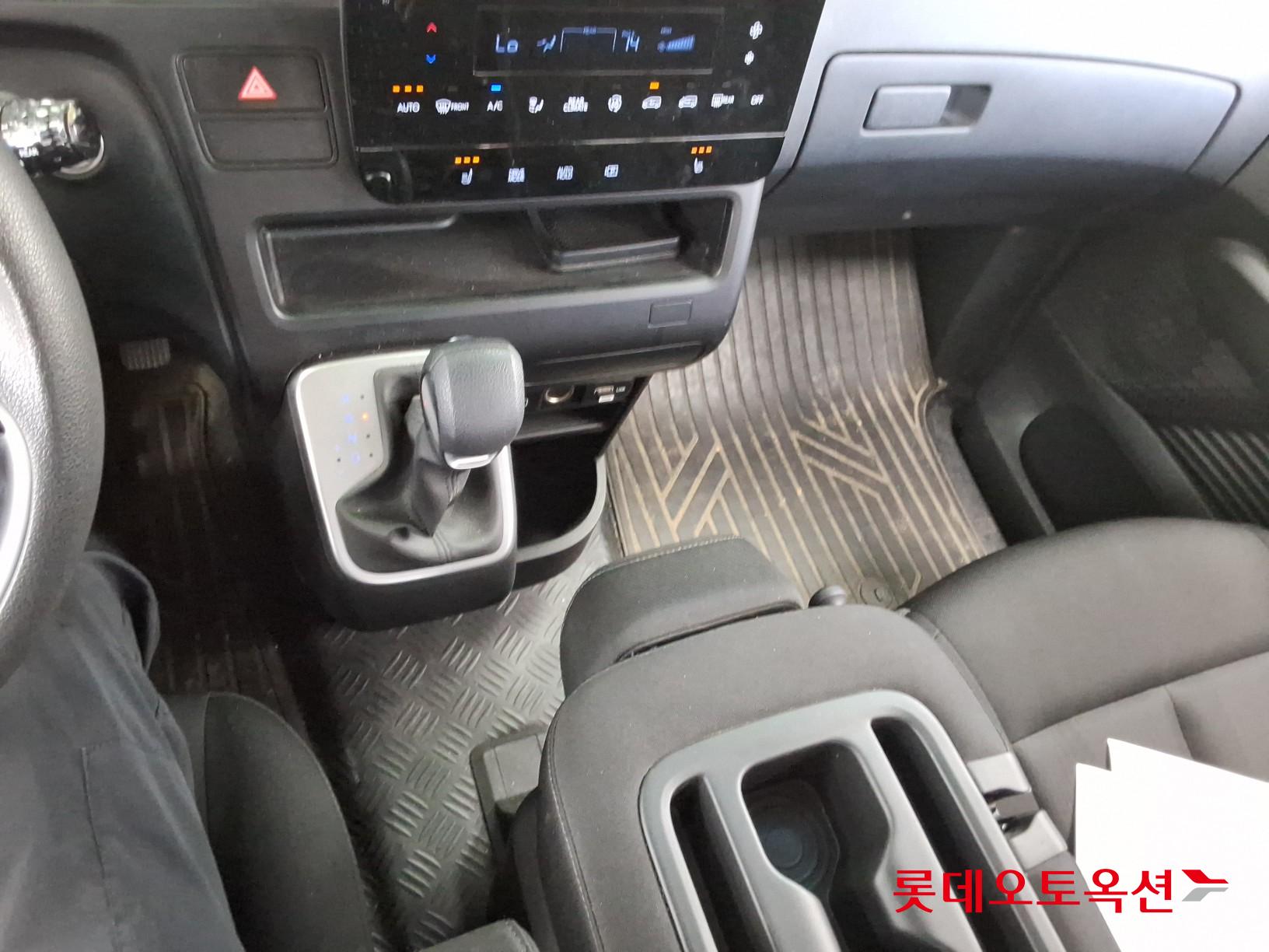 2022 - hyundai staria