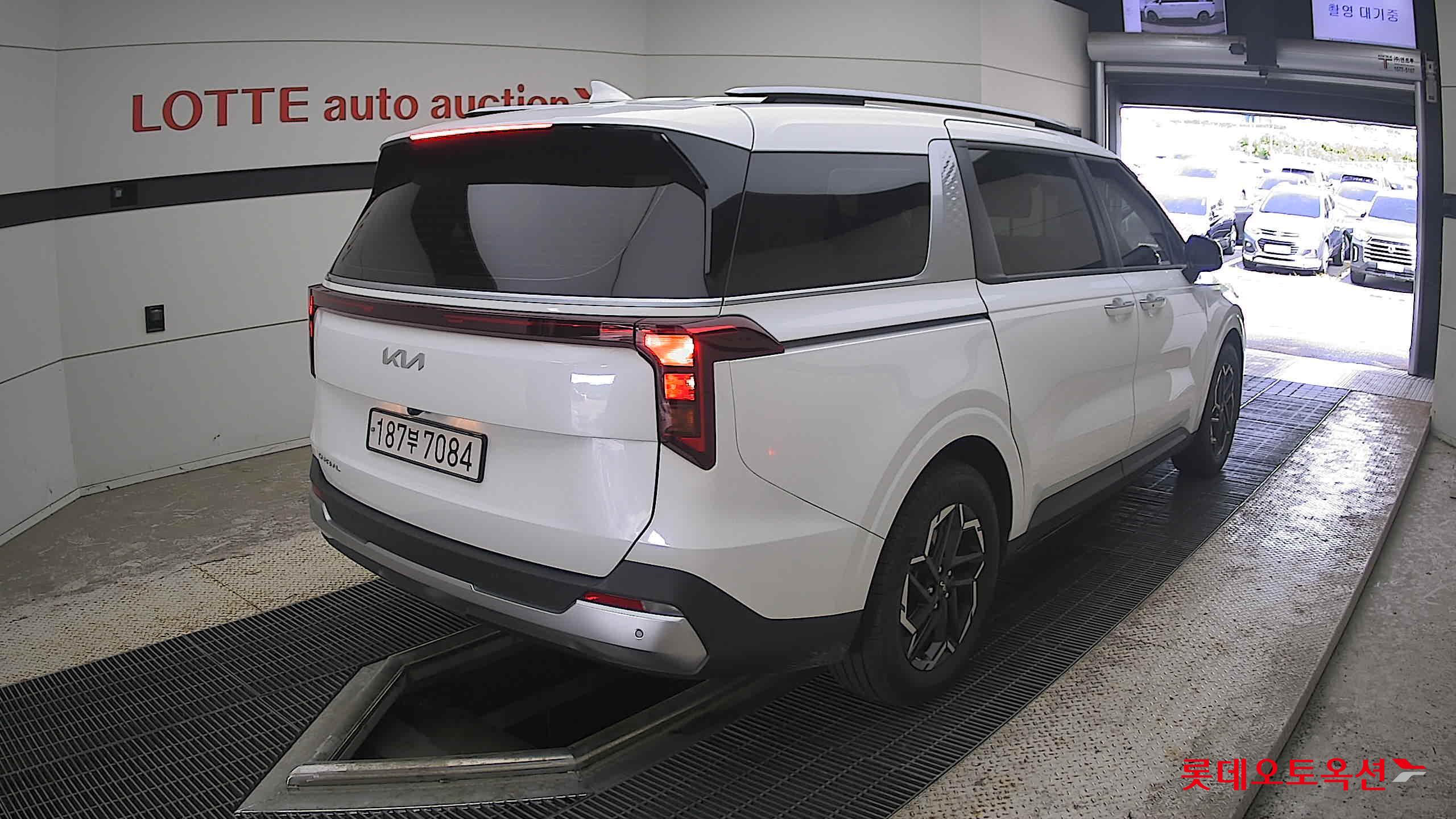 Kia Carnival 2024 Snow White Pearl из Кореи, фото 4