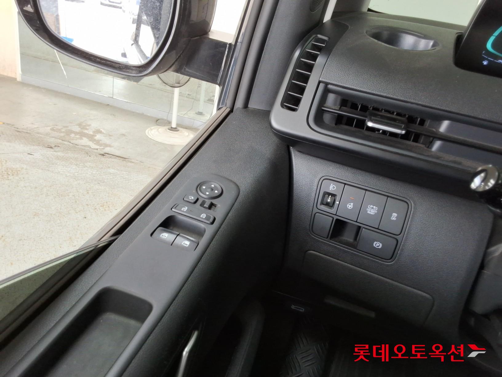 2025 - hyundai staria