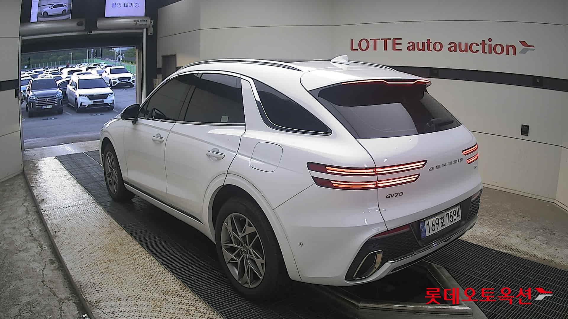 2022 - genesis gv70