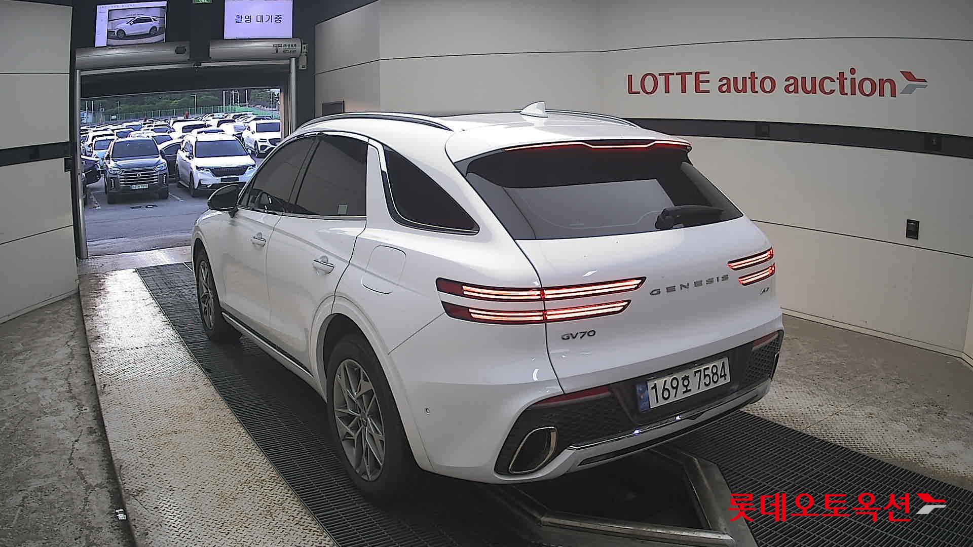2022 - genesis gv70