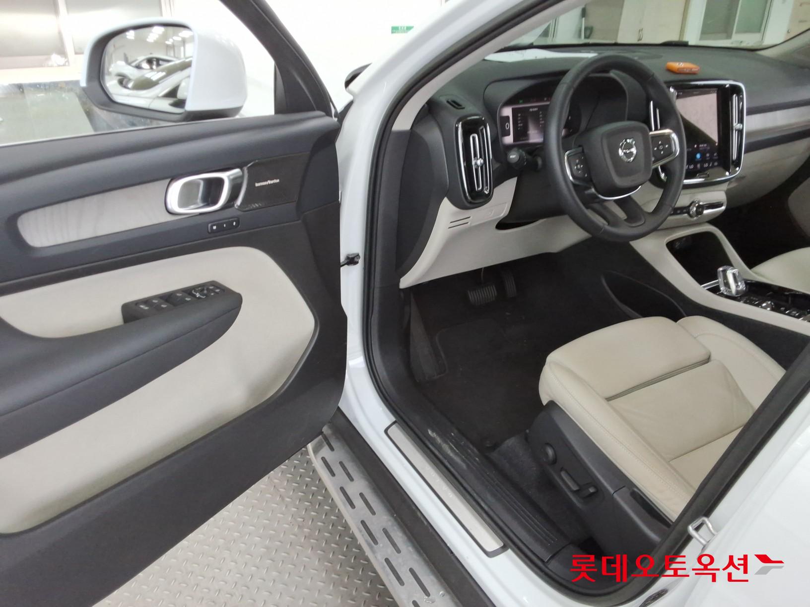 2023 - volvo xc40