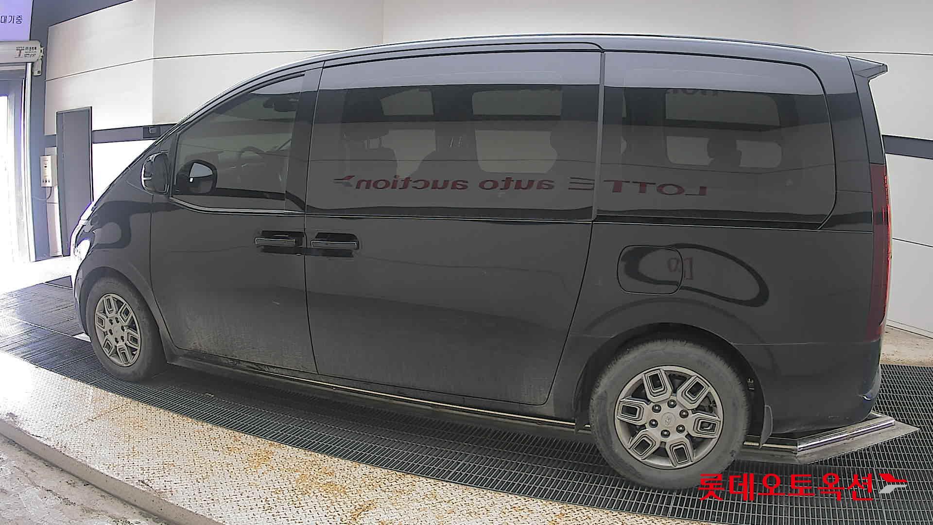 2023 - hyundai staria