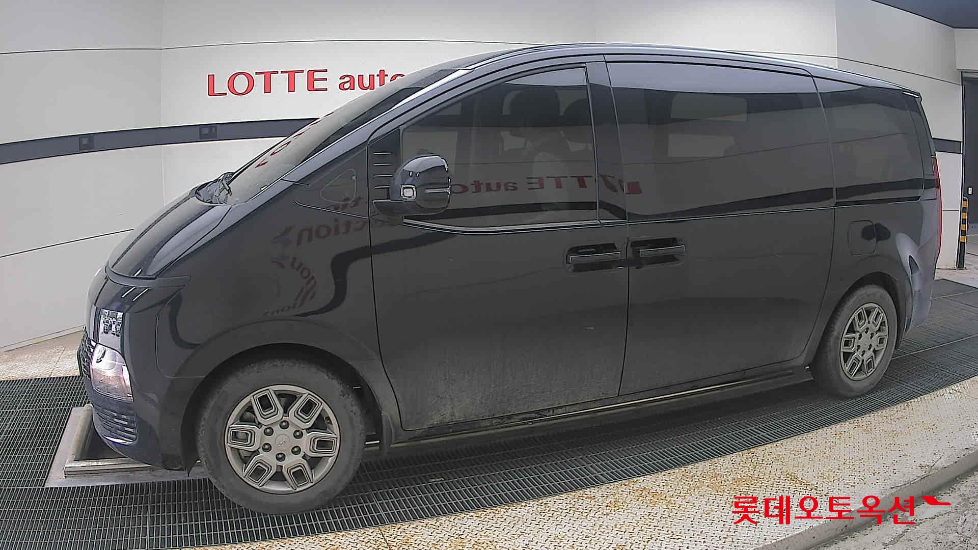 2023 - hyundai staria