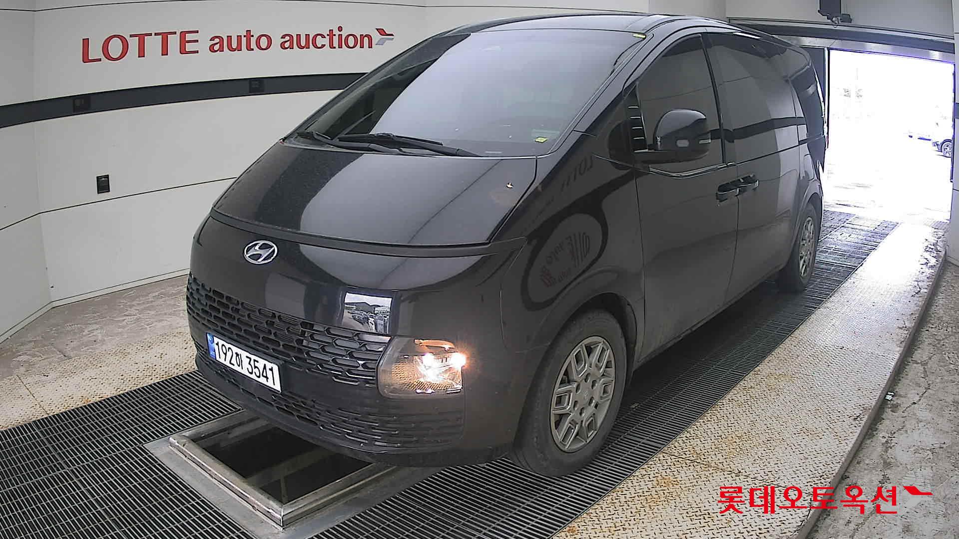 2023 - hyundai staria
