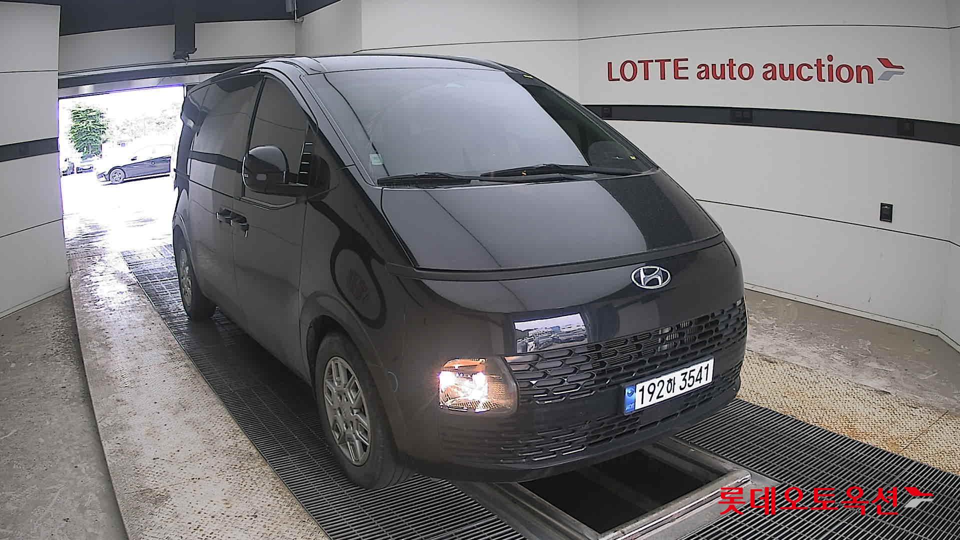 2023 - hyundai staria