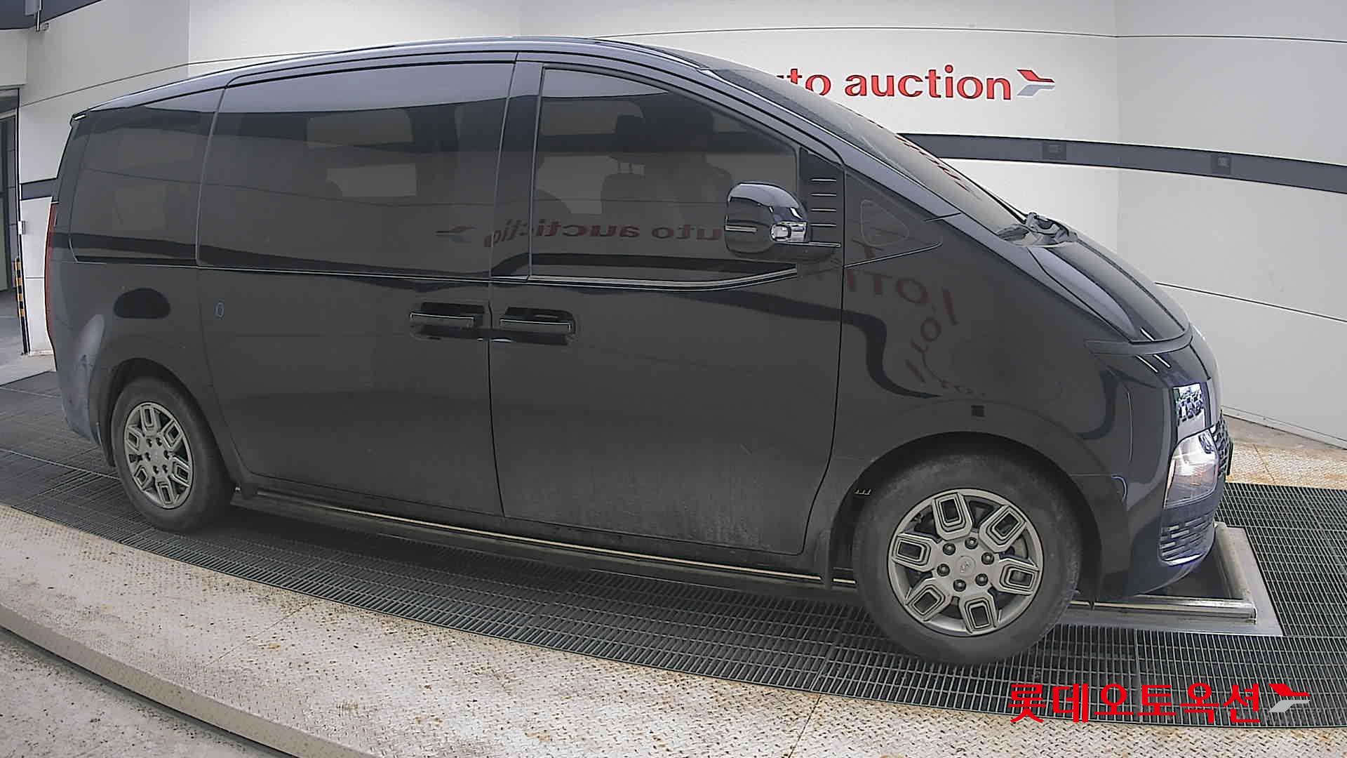 2023 - hyundai staria