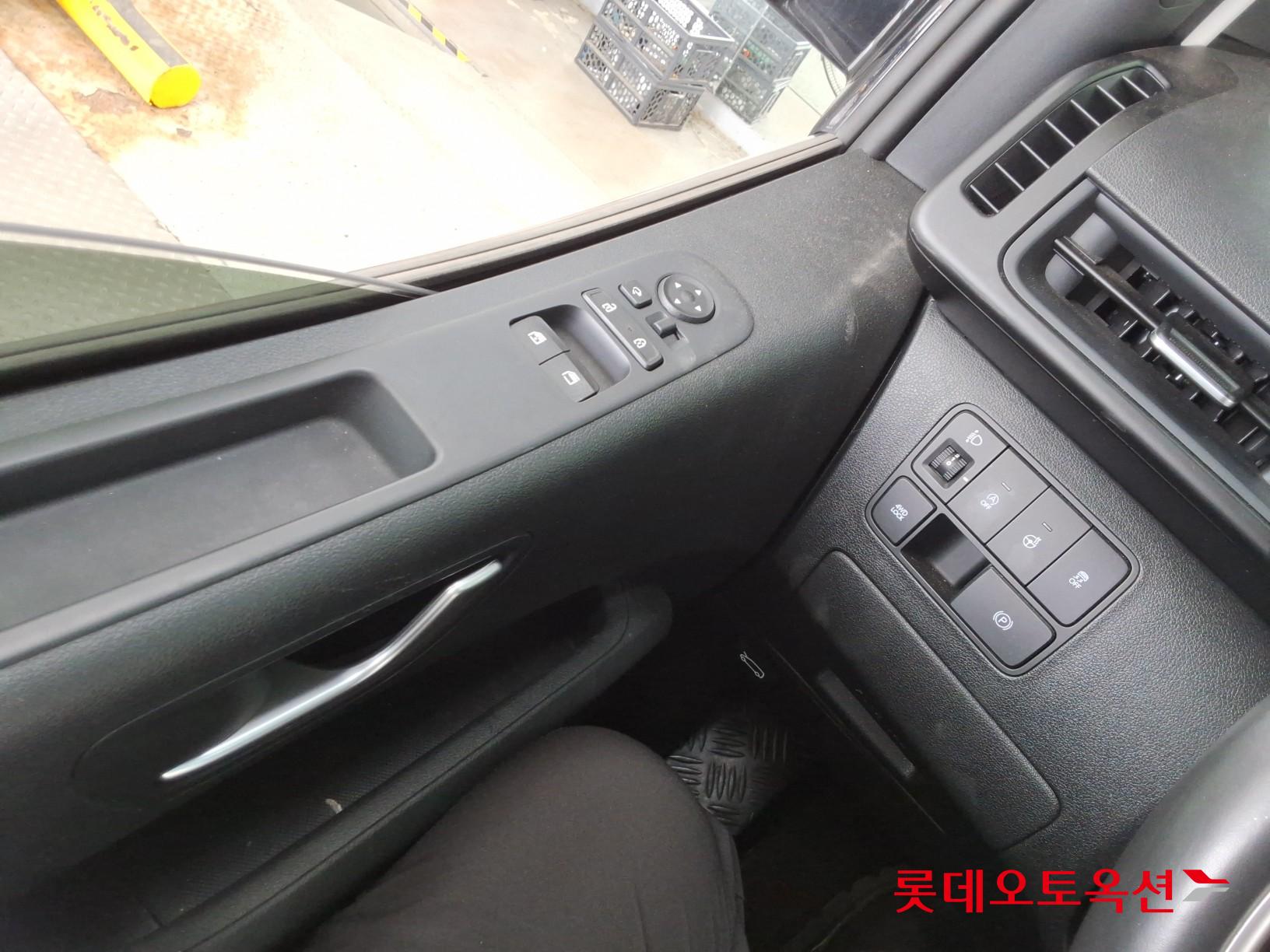 2023 - hyundai staria
