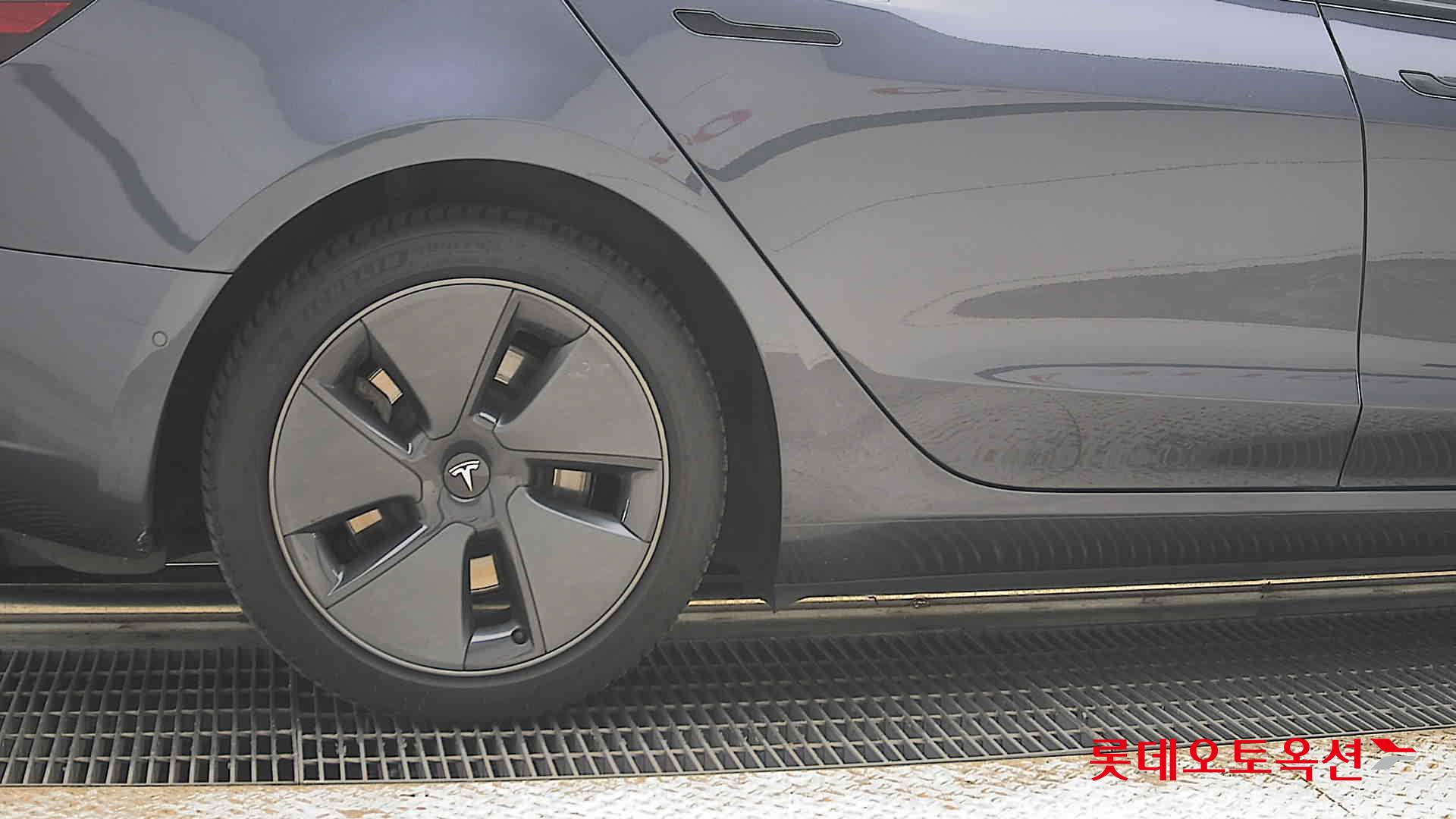2022 - tesla model 3