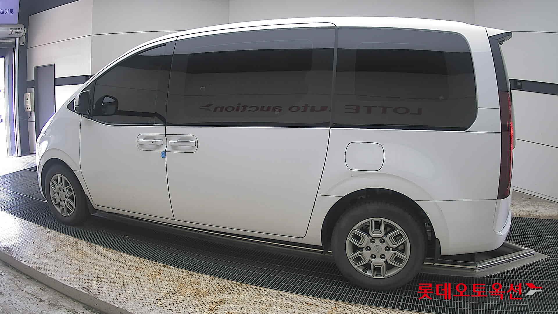 2023 - hyundai staria