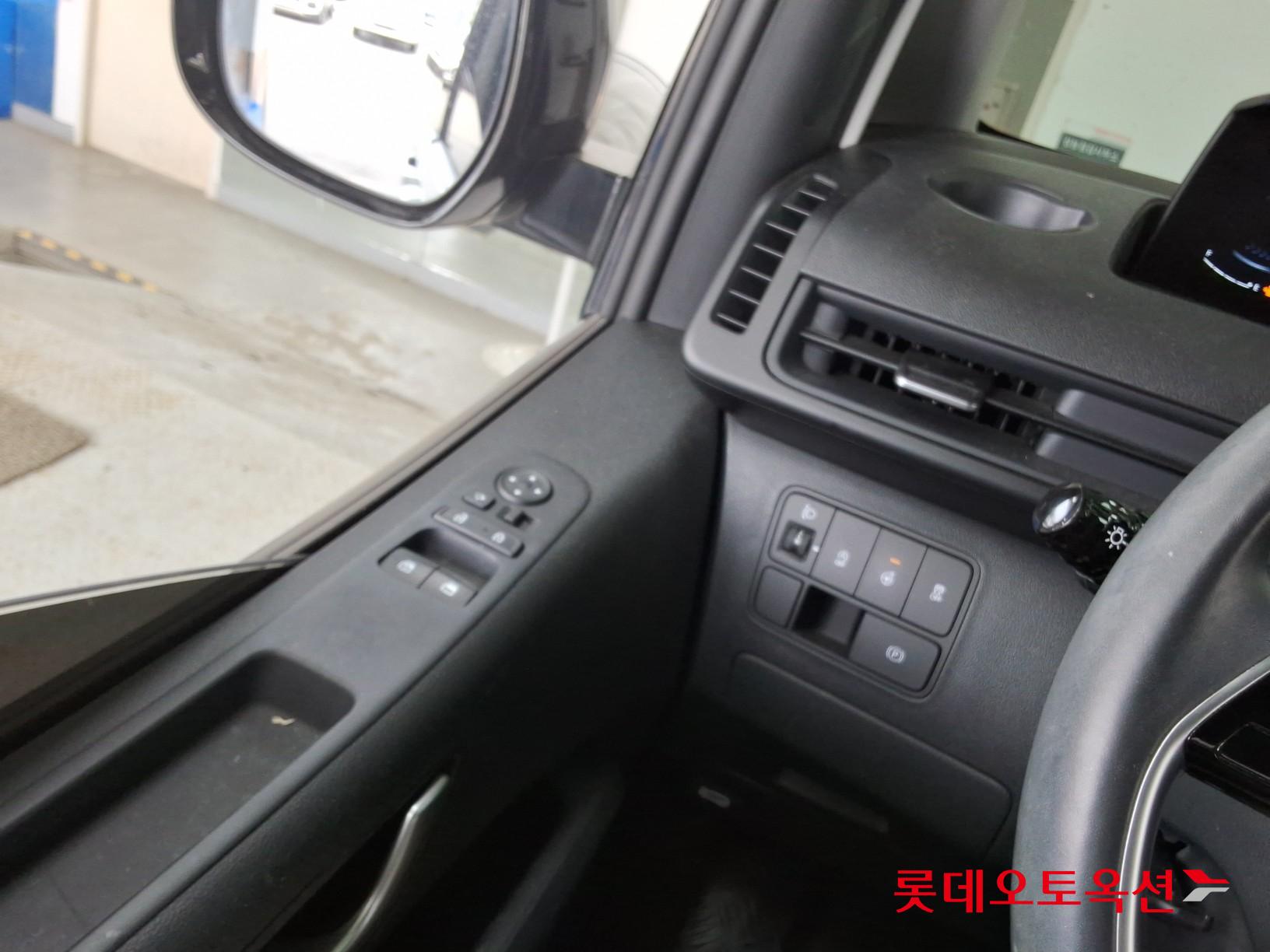 2023 - hyundai staria