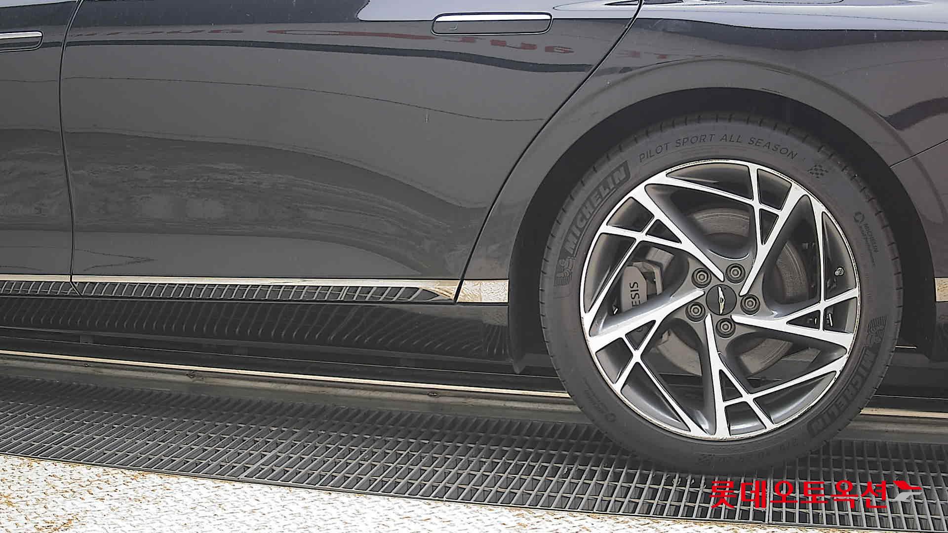 2023 - genesis g90