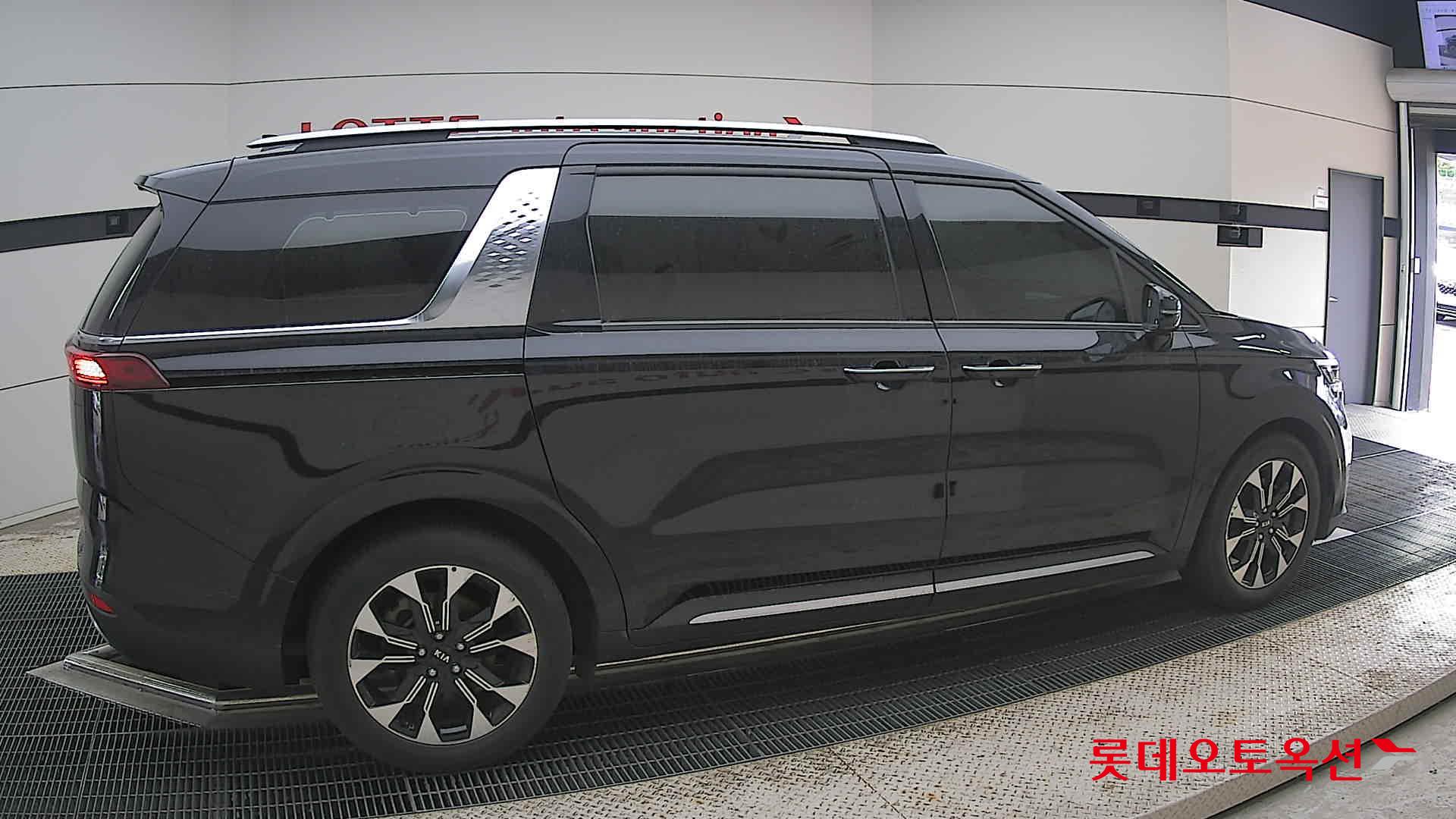 2021 - kia carnival