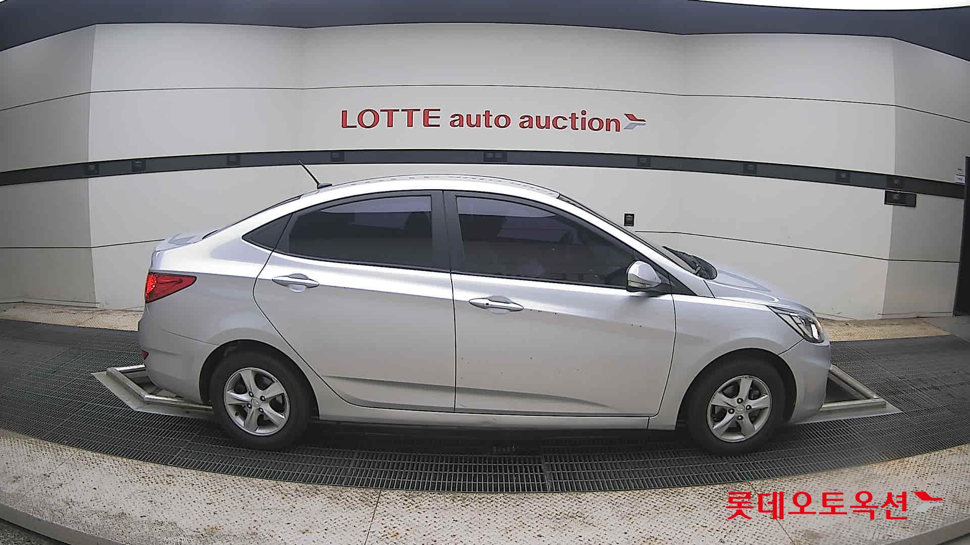 2012 - hyundai accent