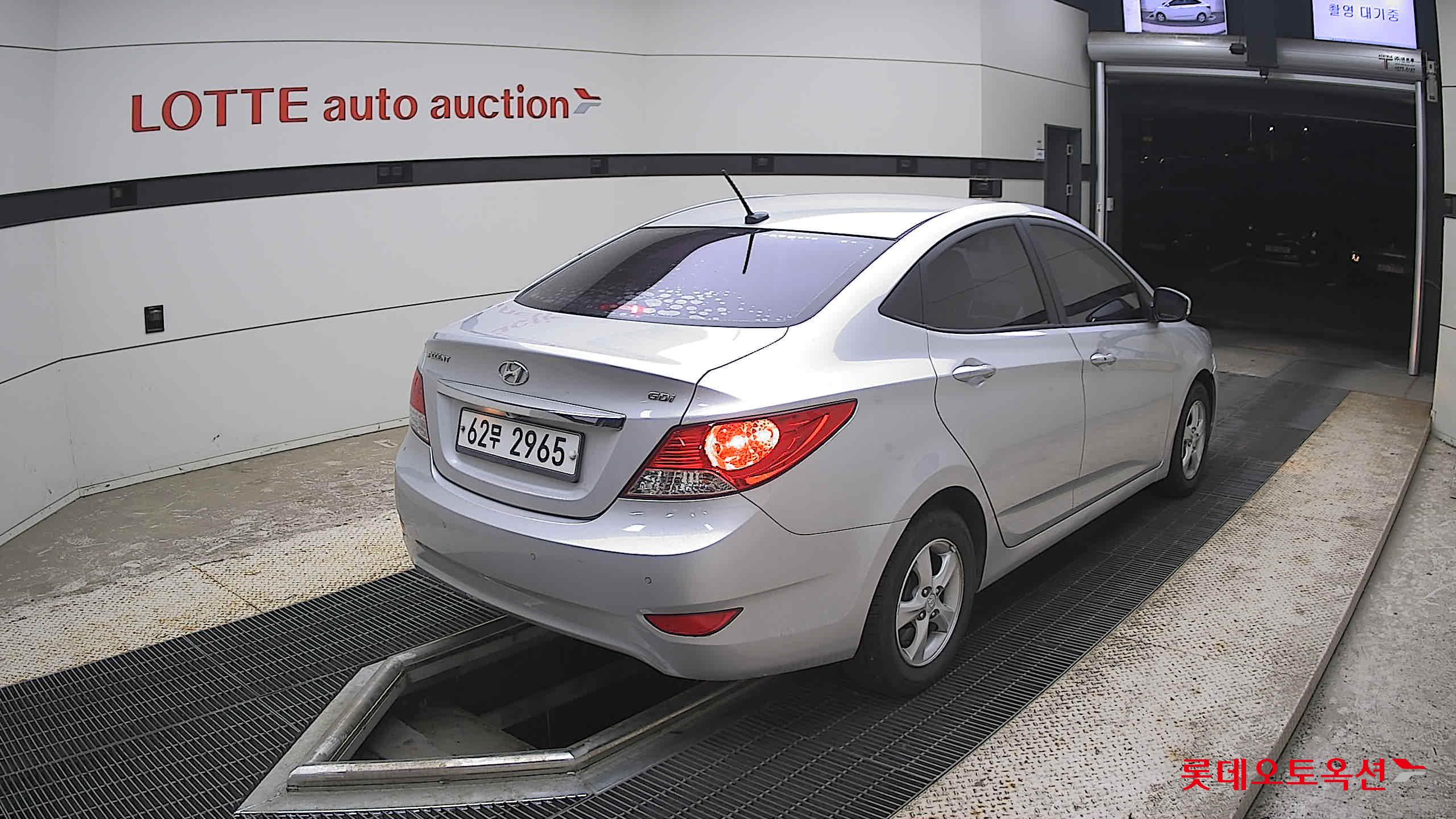2012 - hyundai accent