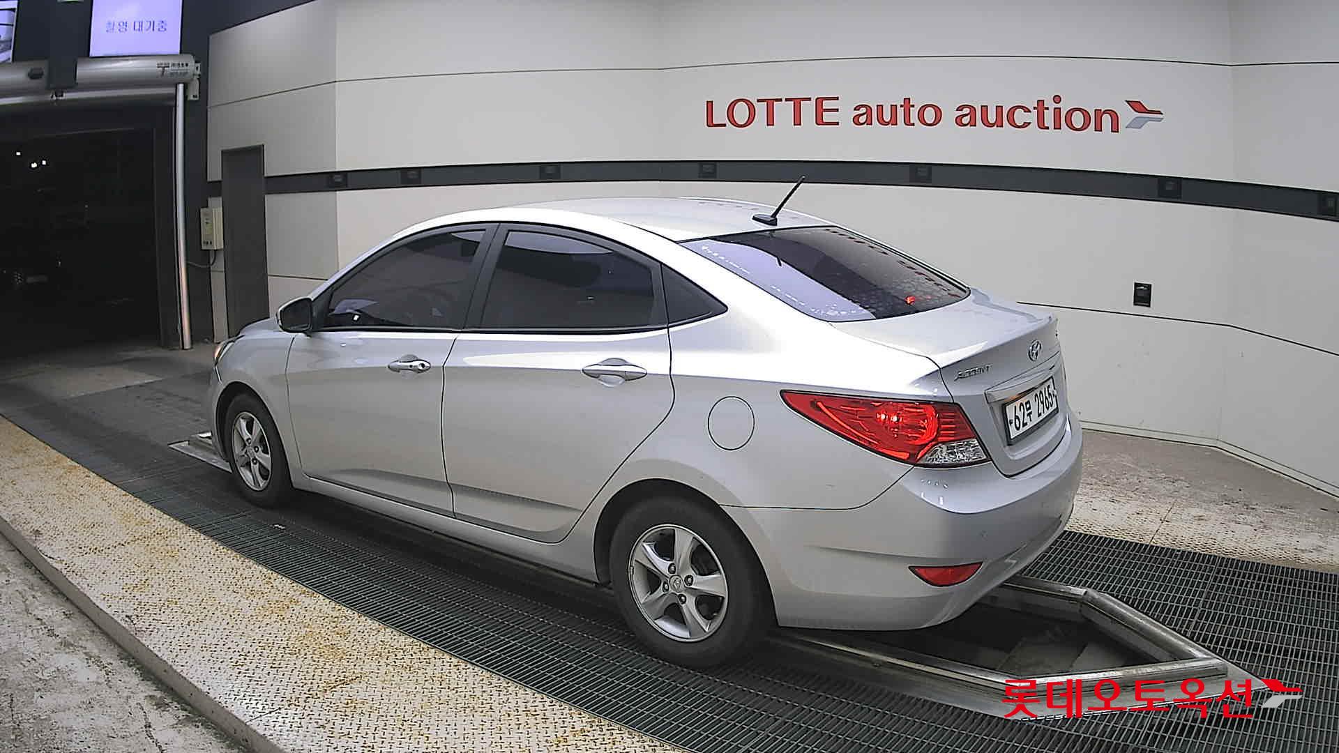 2012 - hyundai accent