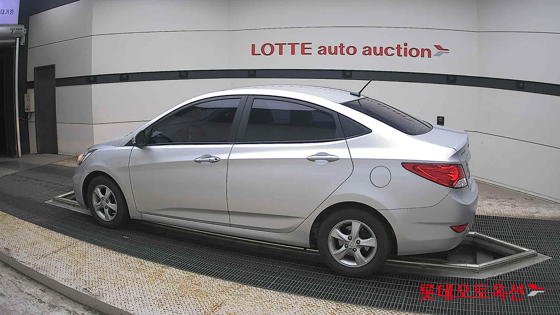 2012 - hyundai accent