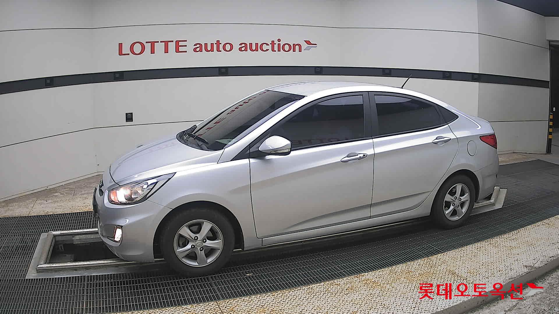 2012 - hyundai accent