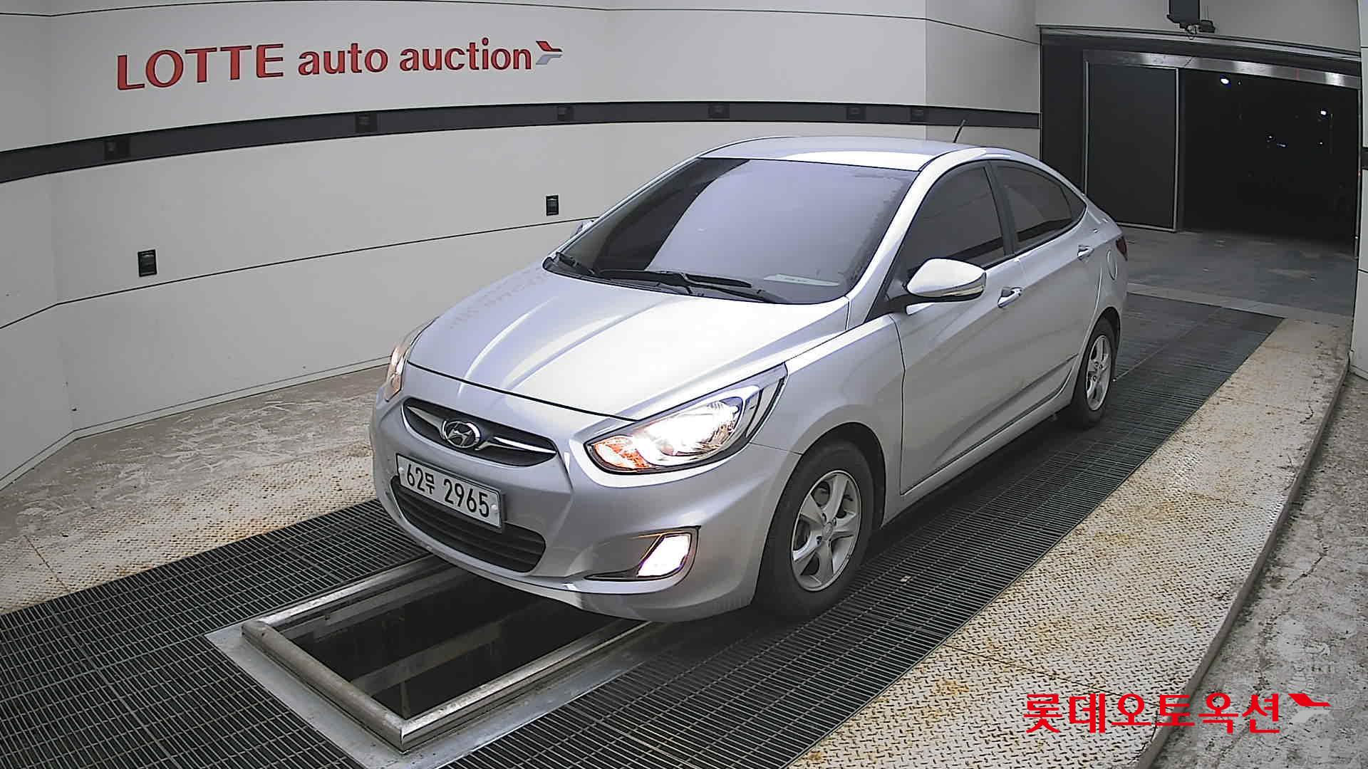2012 - hyundai accent