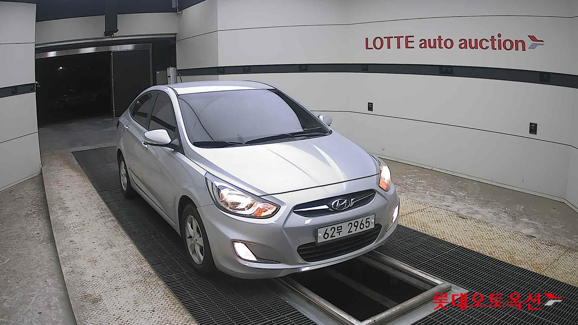 2012 - hyundai accent
