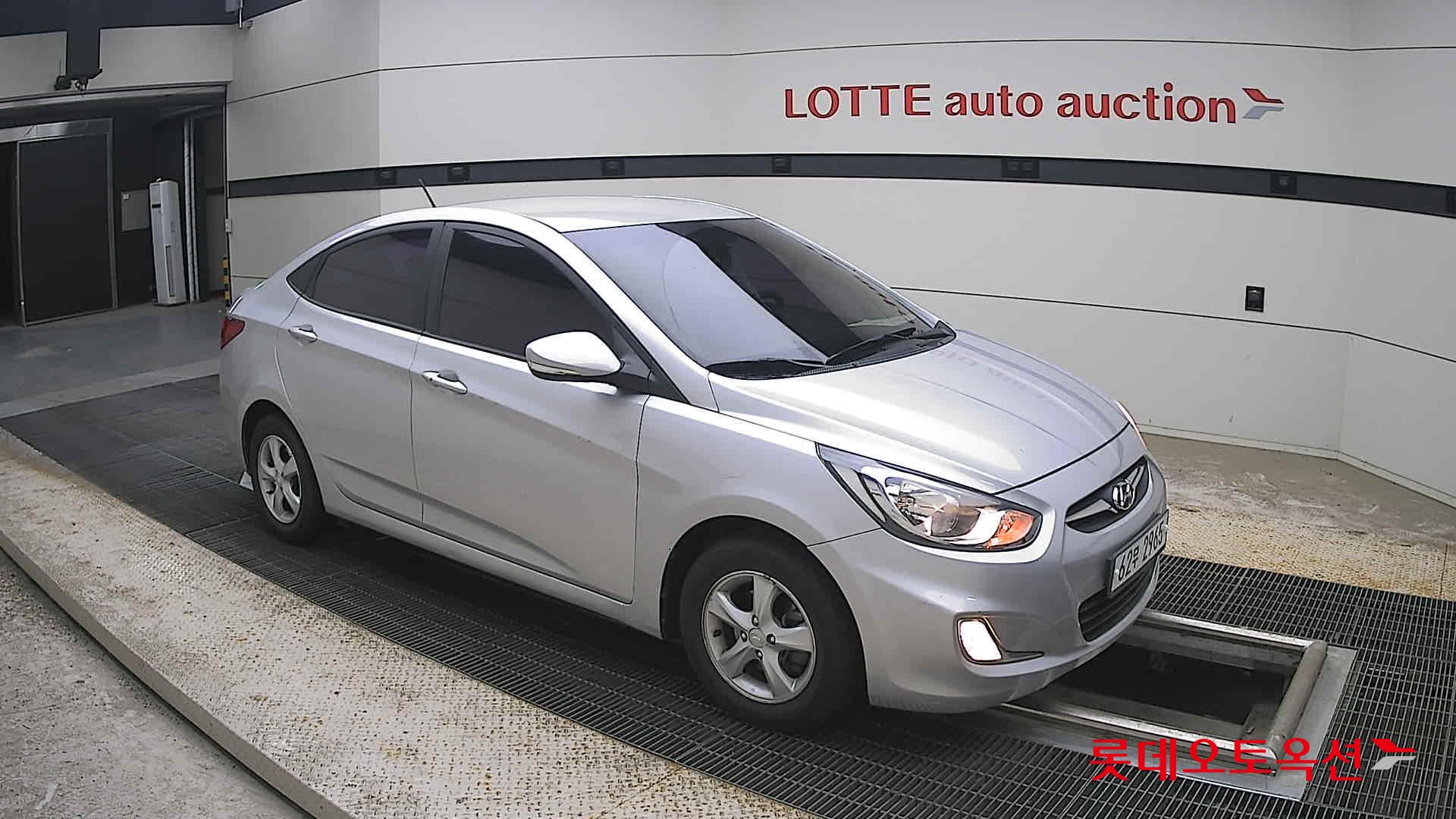 2012 - hyundai accent