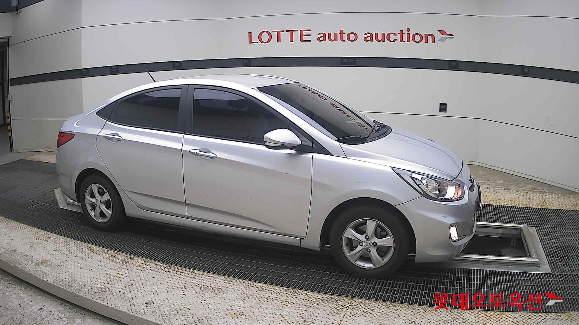2012 - hyundai accent