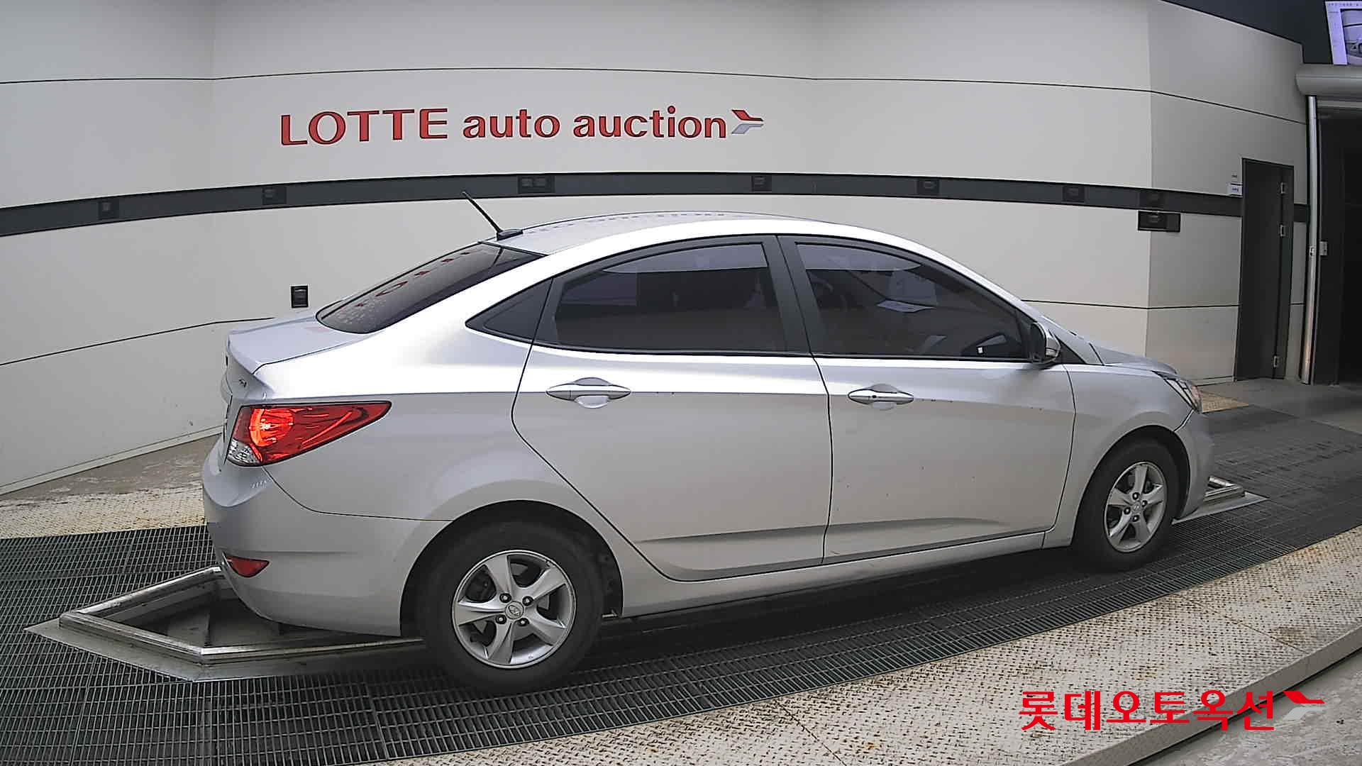2012 - hyundai accent