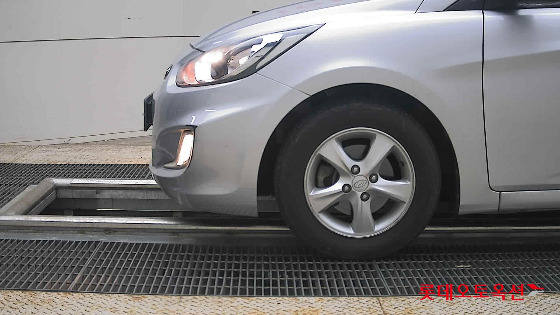 2012 - hyundai accent