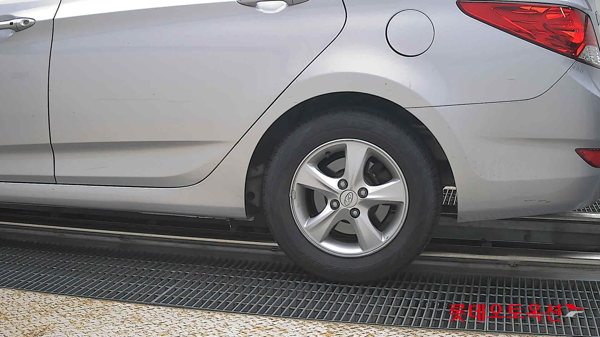 2012 - hyundai accent