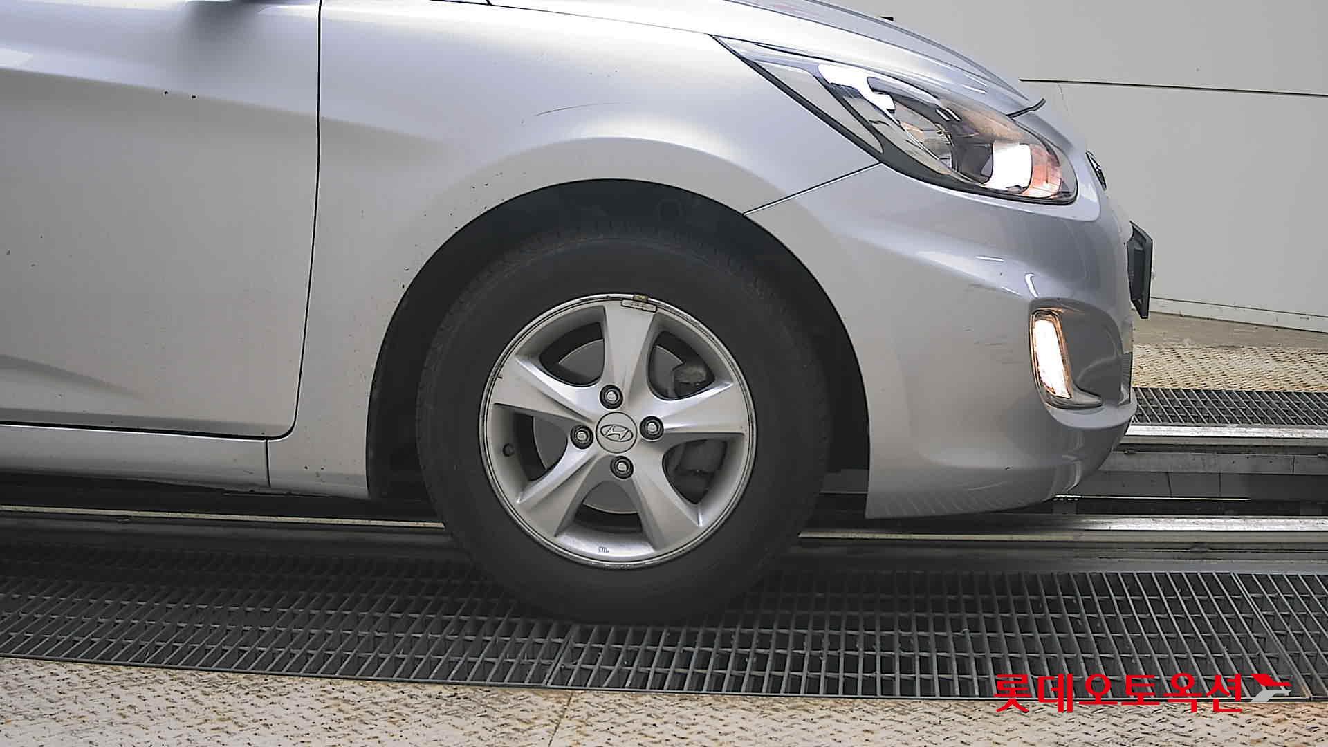 2012 - hyundai accent