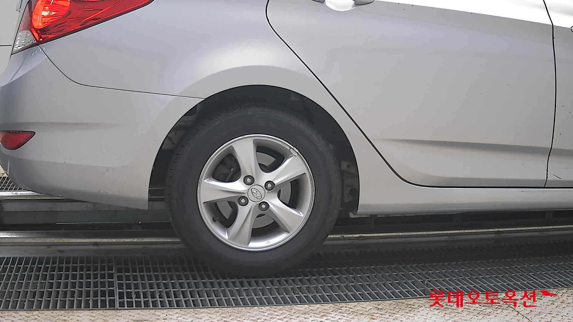 2012 - hyundai accent