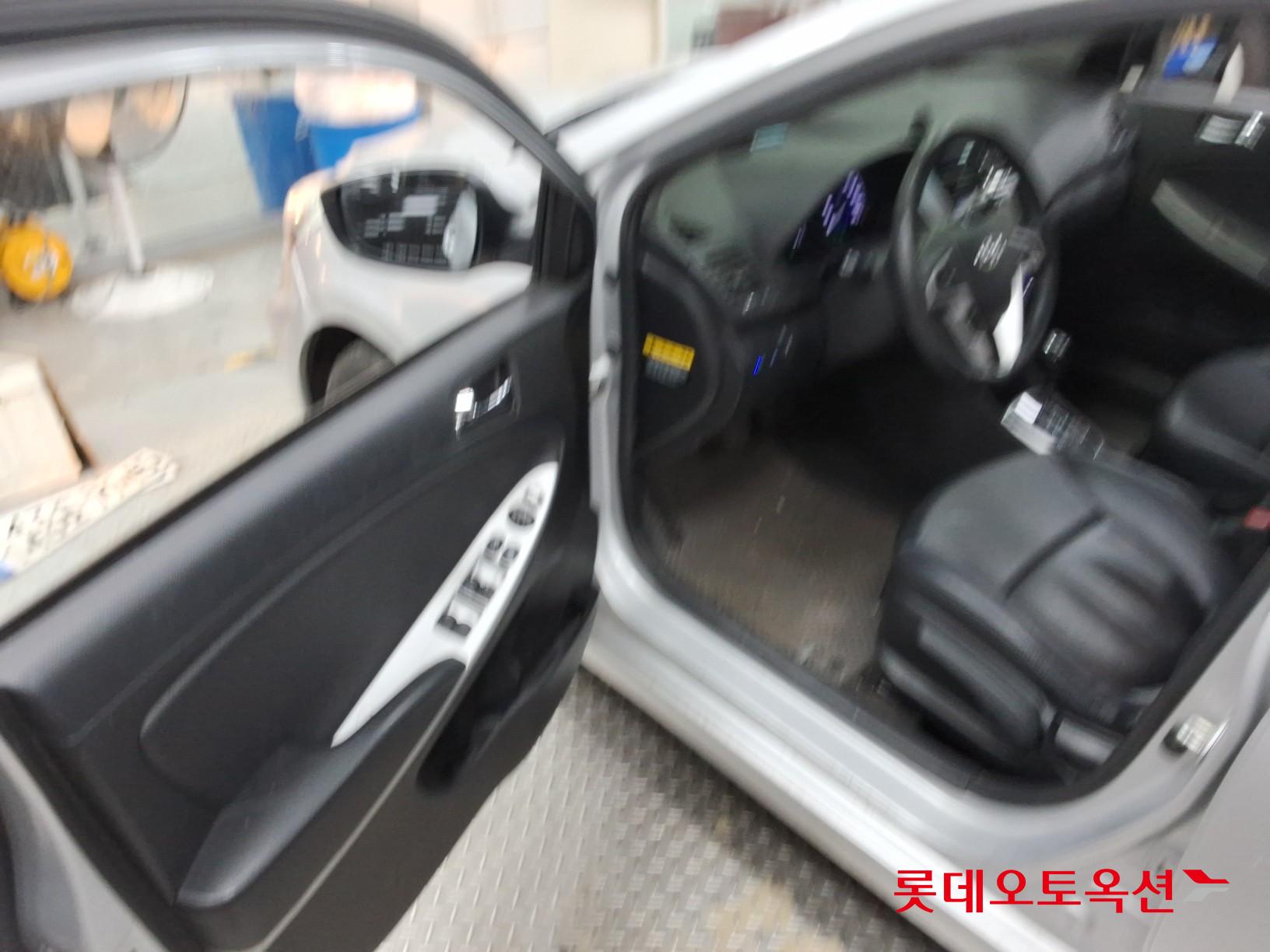 2012 - hyundai accent