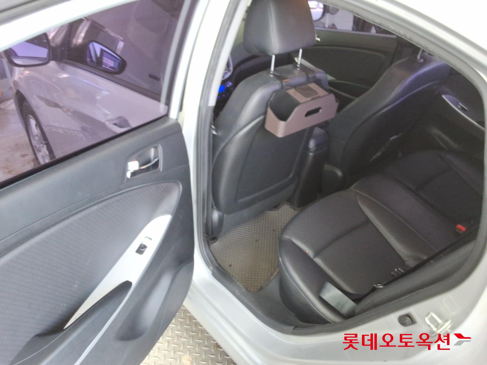 2012 - hyundai accent