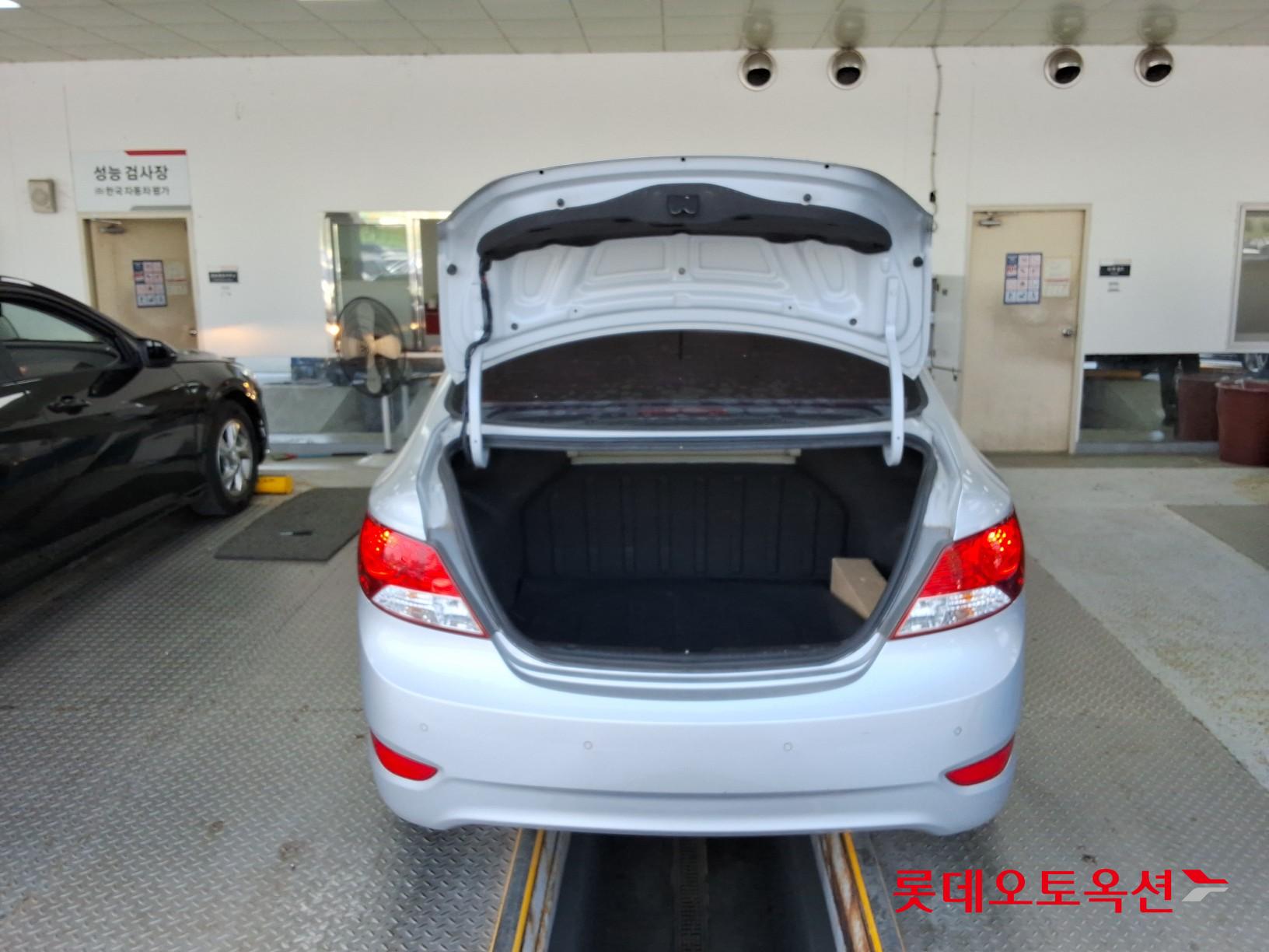 2012 - hyundai accent