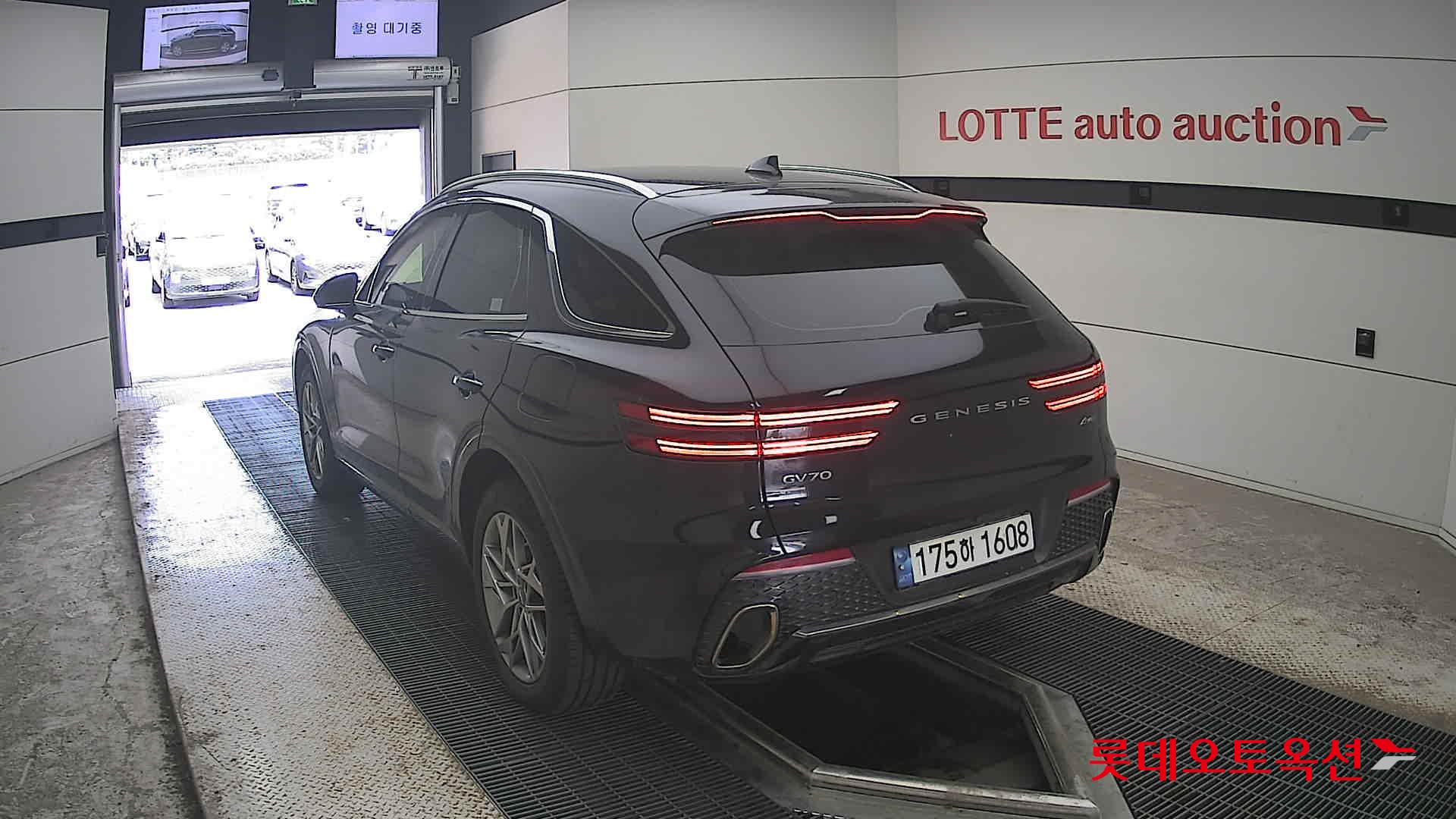 2023 - genesis gv70
