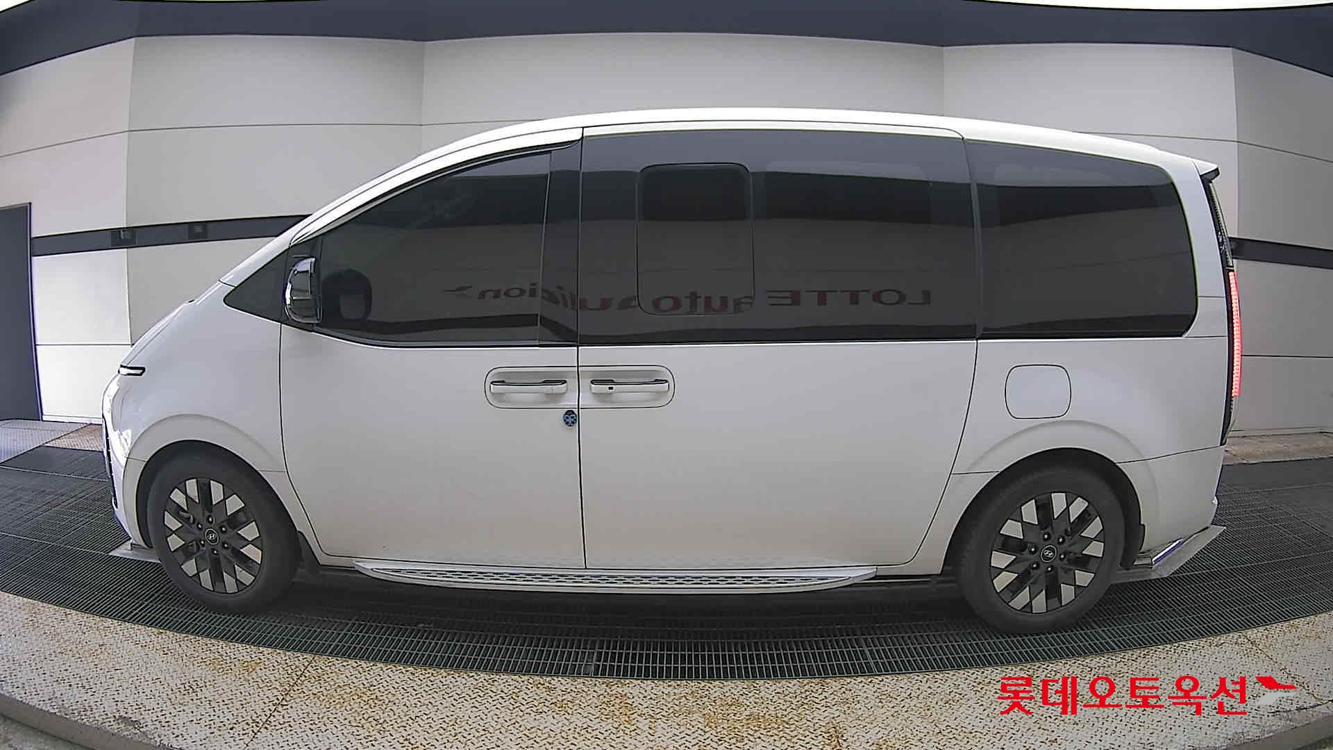 2023 - hyundai staria