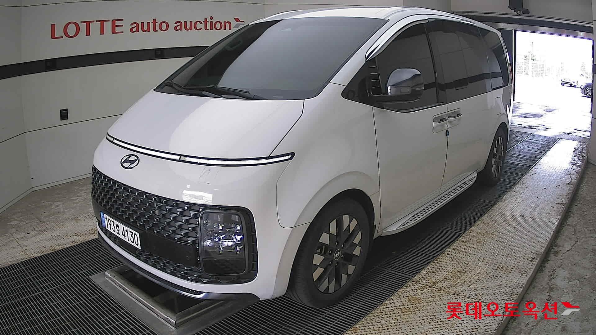 2023 - hyundai staria