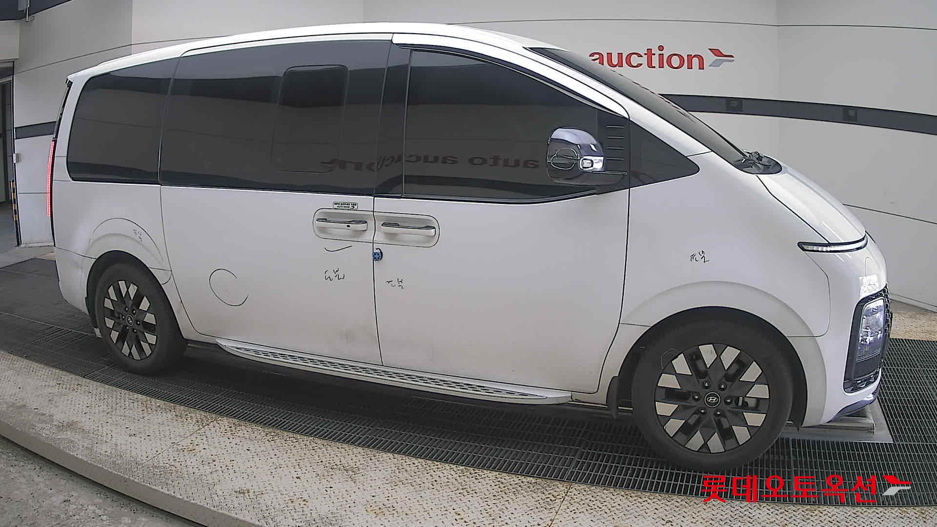 2023 - hyundai staria