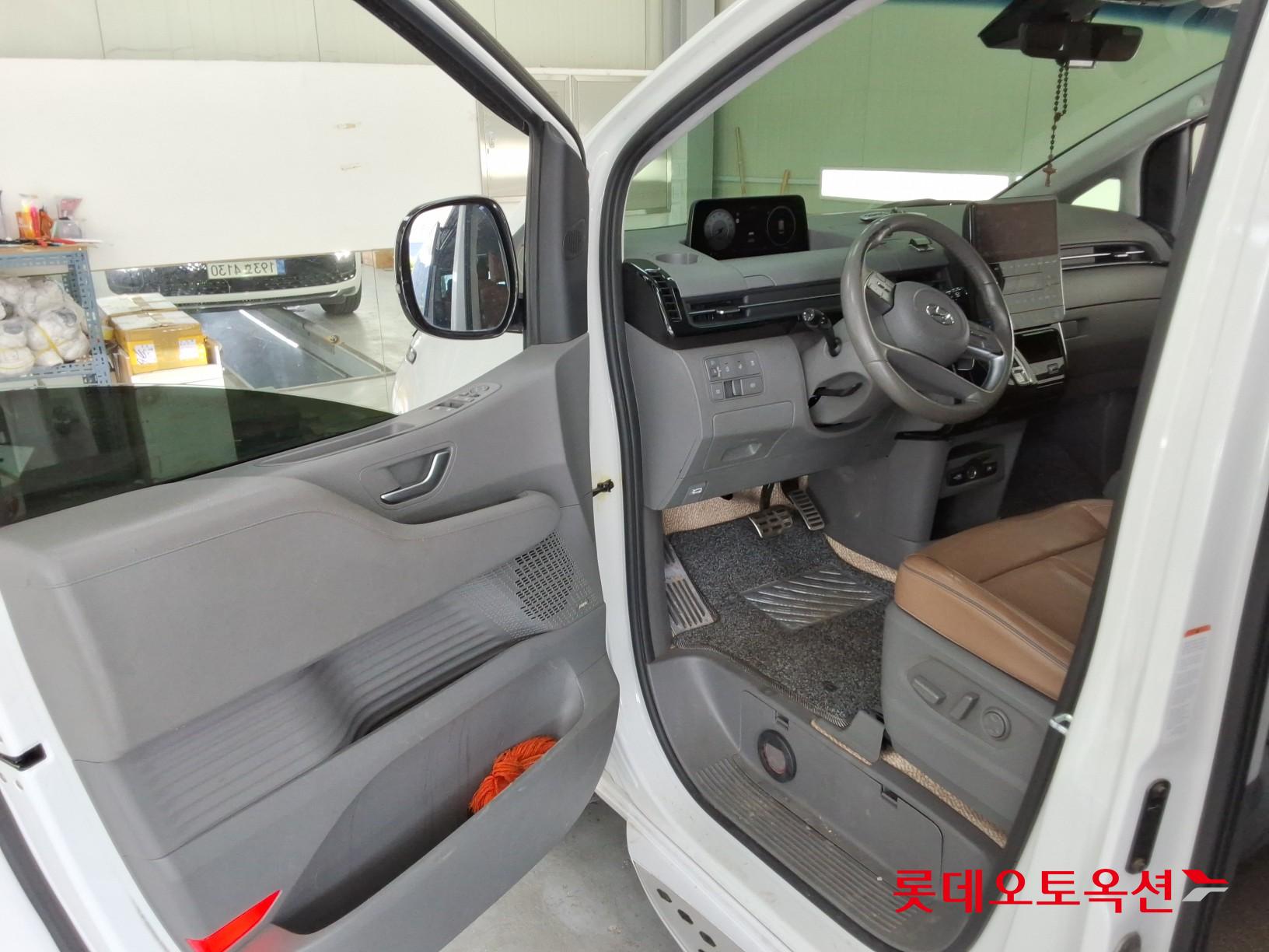 2023 - hyundai staria