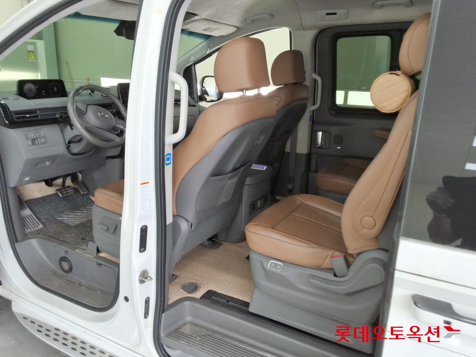 2023 - hyundai staria