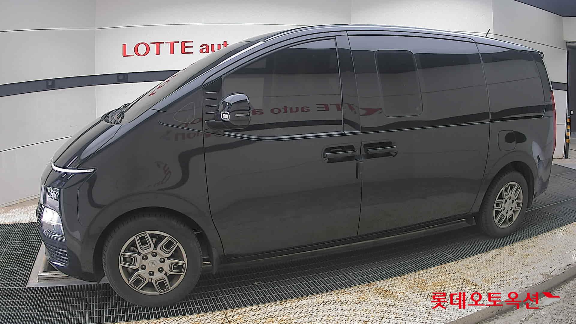 2023 - hyundai staria