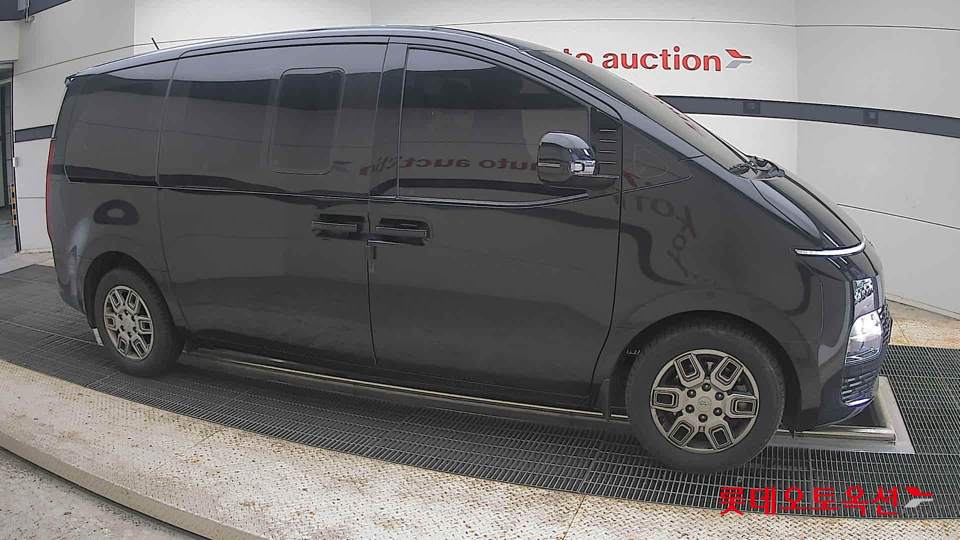 2023 - hyundai staria