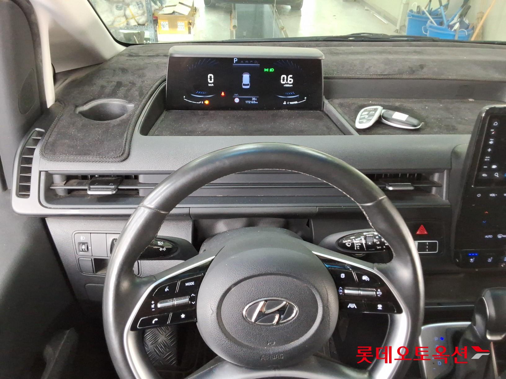 2023 - hyundai staria