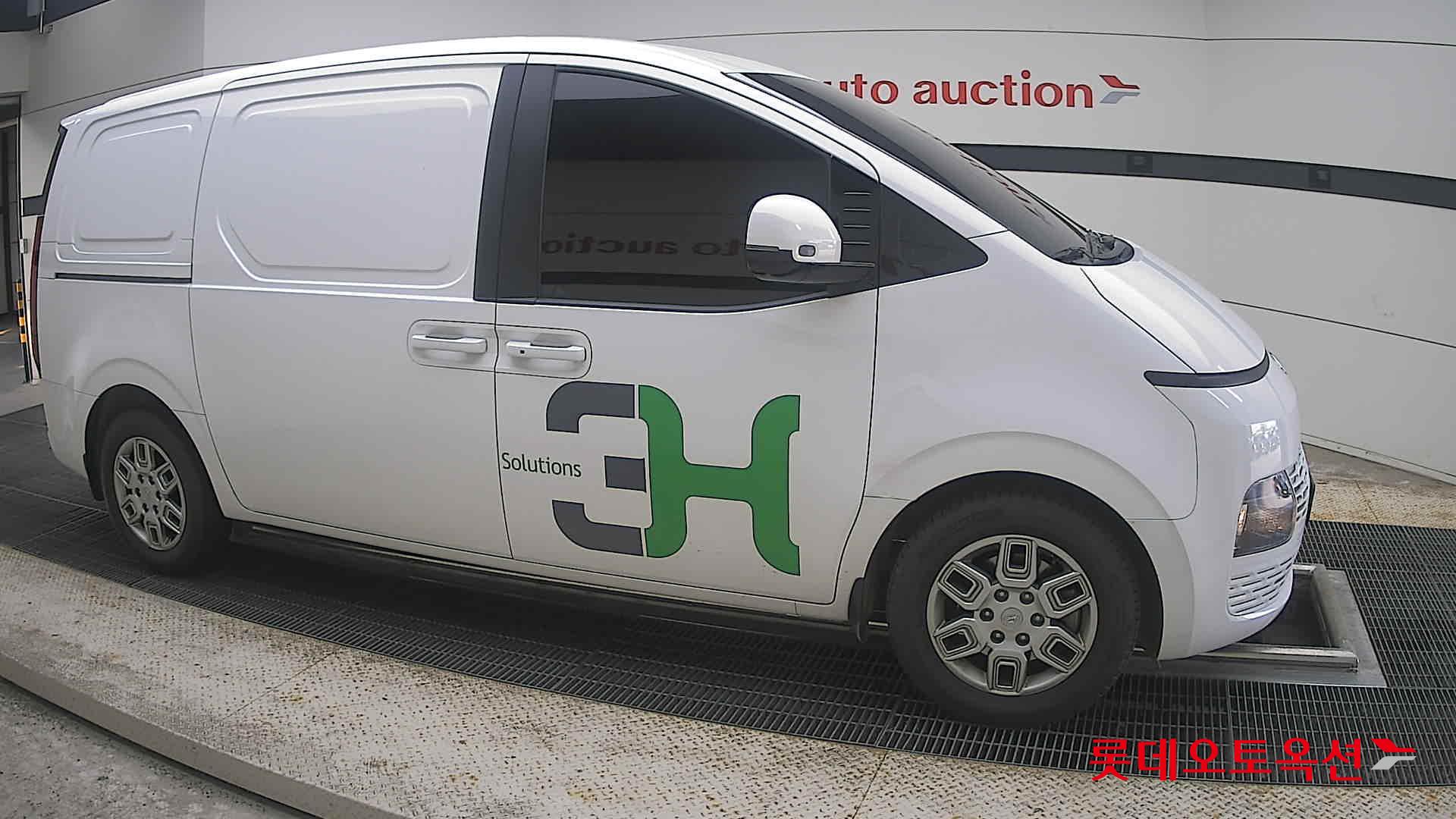 2023 - hyundai staria