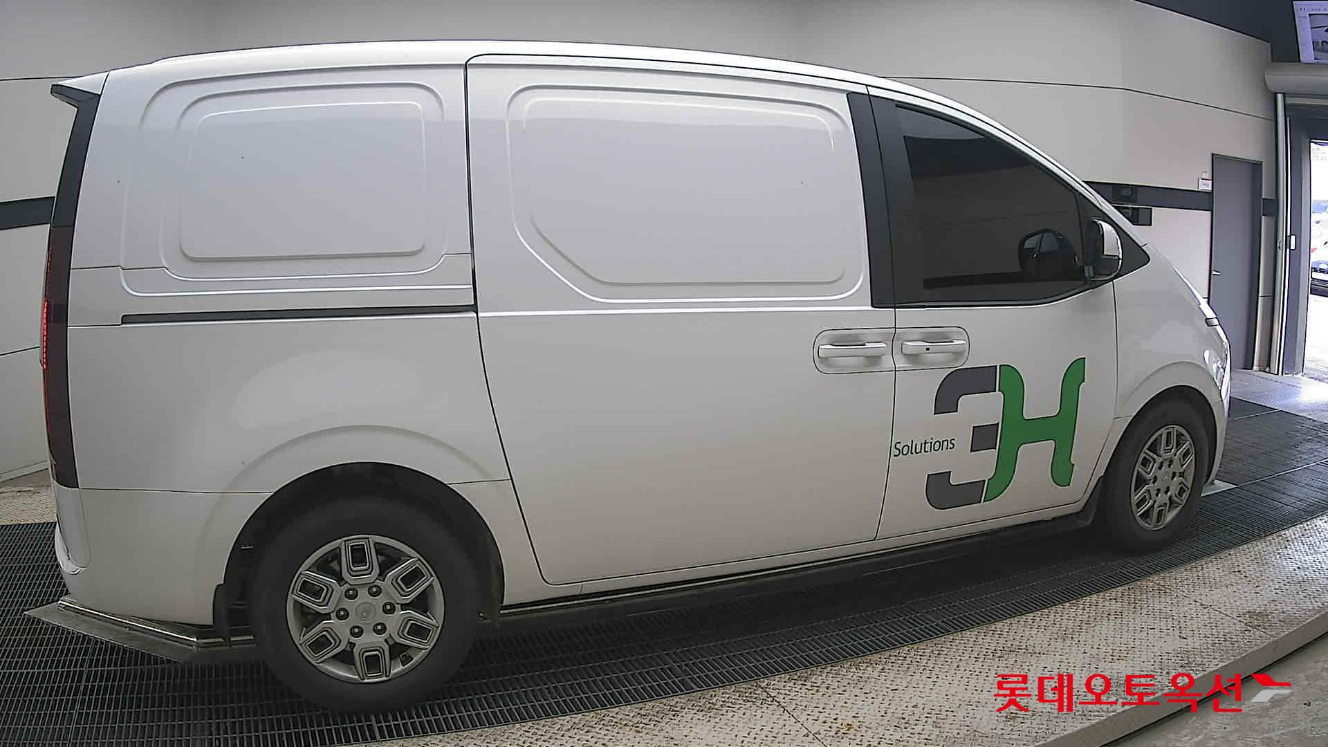 2023 - hyundai staria