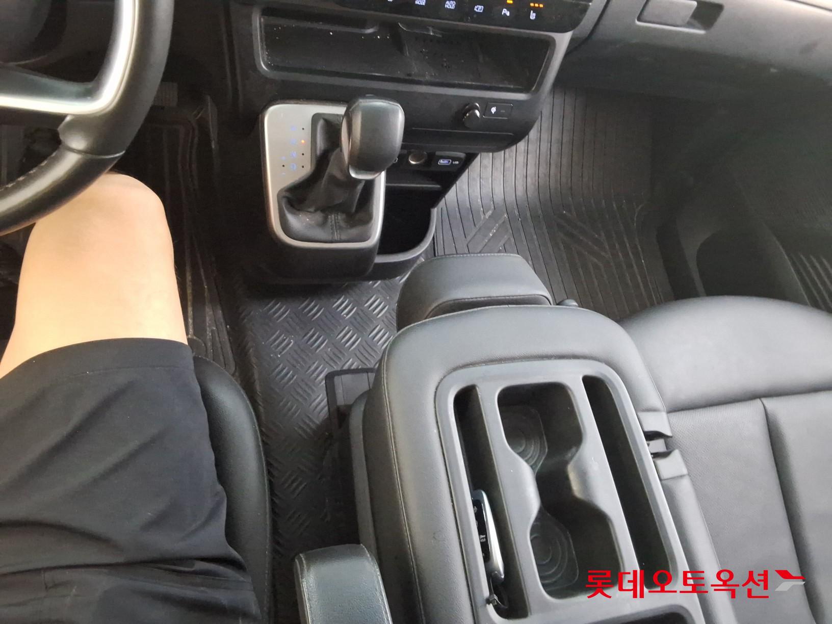 2023 - hyundai staria