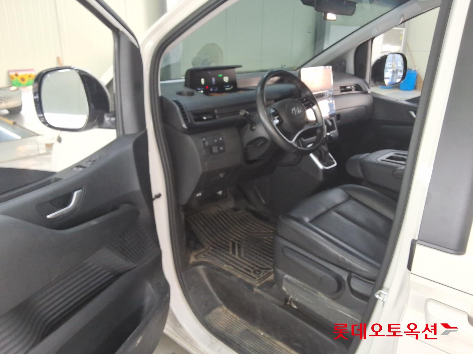 2023 - hyundai staria