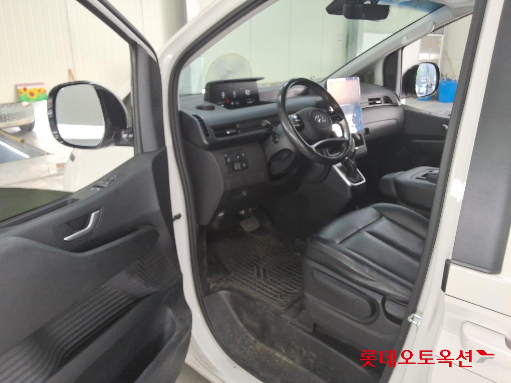 2022 - hyundai staria
