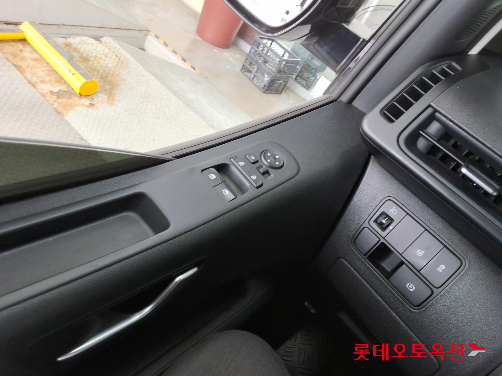 2022 - hyundai staria