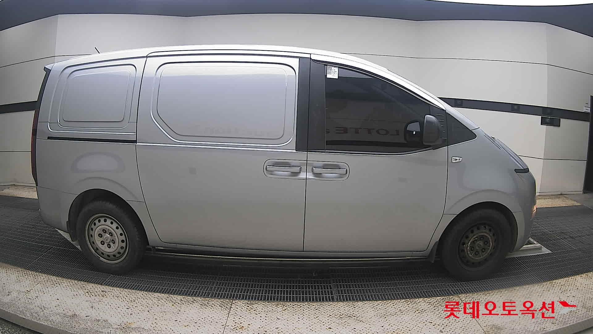 2023 - hyundai staria